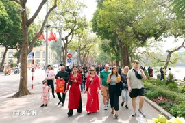 游客参观还剑湖。图自越通社