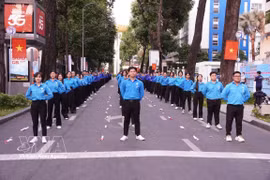 第80-NQ/TW号决议在培养全面发展越南人过程中高度重视青年一代。图自越通社
