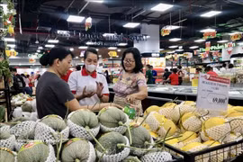 消费者购买水果。图自越通社