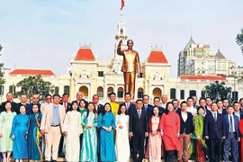 回国出席胡志明市海外侨胞喜迎丙午年新春见面会的海外侨胞代表。图自《人民报》