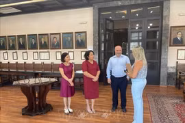 越南驻希腊大使馆工作代表团与罗德岛负责经济、财政和文化遗产事务副市长查尔基亚斯·康斯坦丁诺斯。图自越通社
