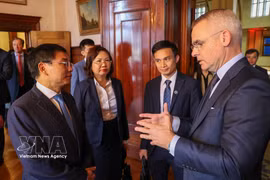 越南政府副总理阮文胜与泛欧证券交易所总经理勒内·范弗莱尔肯交换意见。图自越通社