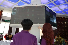 投资者关注胡志明市证券交易所（HOSE）上股市动态。图自越通社