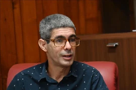 古巴新闻通讯社社长诺兰·罗森多·冈萨雷斯接受越通社记者的采访。图自越通社