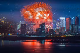 岘港市夜空绚丽夺目烟花夜景。图自越通社