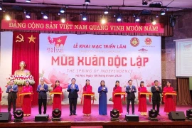  “独立之春” 大型磨漆画展开幕式。图自越通社