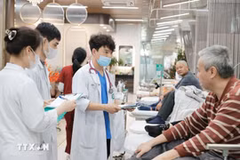 保护、关怀和改善人民群众健康水平是首要任务。图自越通社