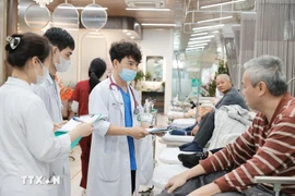 保护、关怀和改善人民群众健康水平是首要任务。图自越通社