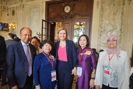越南国会副主席阮氏清会见法国国民议会议长娅埃尔·布朗·皮韦。图自越通社