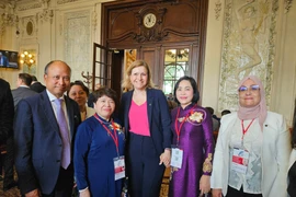 越南国会副主席阮氏清会见法国国民议会议长娅埃尔·布朗·皮韦。图自越通社