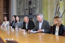 驻葡萄牙大使阮孟胜（右三）见证签字仪式。图自越通社