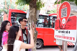 游客用手机扫描了解旅游目的地相关信息。图自越通社