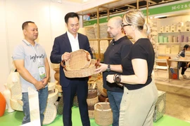 国际客户了解越南手工艺品。图自越通社