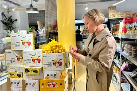 法国消费者品尝越南农产品。图自越通社