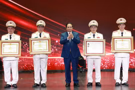 范明政总理向在工作中取得优异成绩的集体和个人授予“人民武装力量英雄”称号和一级军功勋章。图自越通社