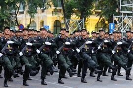 参与游行的特警方队。图自越通社