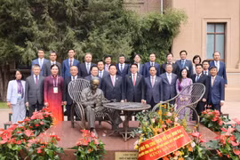 越南国家主席梁强与越南驻华大使馆干部人员合影。图自越通社