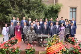 越南国家主席梁强与越南驻华大使馆干部人员合影。图自越通社
