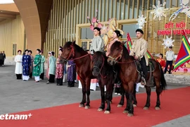 越南传统服饰在与马匹相伴的特别巡游中尽显优雅，向公众展示了跨越多个世纪的越南文化之典雅、庄重与洒脱之美。图自越通社