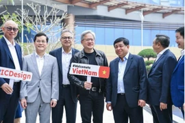 越南计划投资部部长阮志勇与世界领先芯片制造和技术公司 英伟达NVIDIA 董事长兼总经理黄仁勋。图自越通社