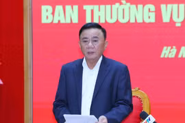 越共中央政治局委员、中央书记处常务书记、中央党机关党委书记陈锦秀主持会议。图自越通社