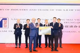 双方代表在仪式上合影。图自越通社