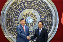 越南国会副主席阮尹英在河内会见柬埔寨国会外交、国际合作、宣传与新闻委员会主席索斯·亚拉。图自越通社