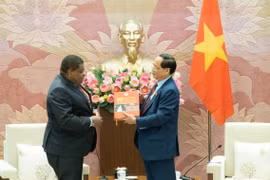 越南国会副主席陈光方向各国议会联盟秘书长马丁˙纯贡赠送纪念品。图自越通社