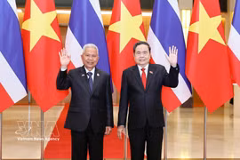 越南国会主席陈青敏与泰国国会主席、下议院议长梭蓬·乍兰举。图自越通社