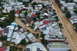 洪水上涨迅速，并于11月17日下午达到峰值。图自越通社