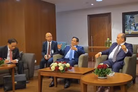 越南政府总理范明政与阿尔及利亚总理赛菲·喀里布会见两国企业代表。图自政府报