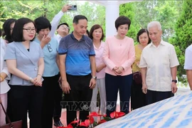 越通社党委书记、社长、越通社记者协会主席武越庄向历代越通社领导介绍遗址相关信息。图自越通社
