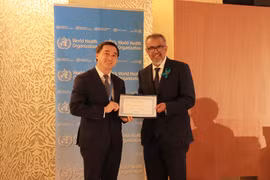 世界卫生组织总干事谭德塞（Tedros Adhanom Ghebreyesus）向越南颁发消除沙眼的认证。图自越通社