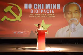 希腊朋友在电影放映活动上朗诵胡志明主席的诗。图自越通社