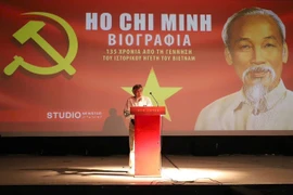 希腊朋友在电影放映活动上朗诵胡志明主席的诗。图自越通社