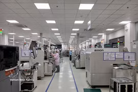 岘港高科技园区EMS中南工厂利用SMT技术的电子设备生产线。图自越通社