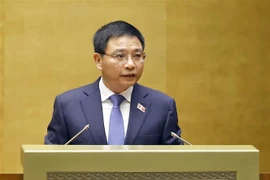 越南财政部部长阮文胜回答国会代表的质询。图自越通社