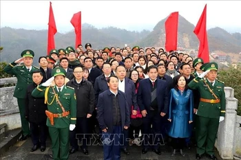 河江省委书记侯阿令率领工作代表团出席在龙鼓国家旗台举行的升旗仪式。图自越通社