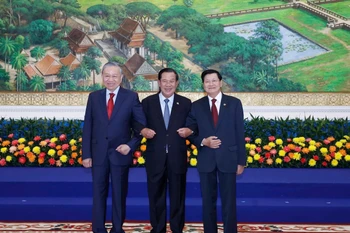 越共中央总书记苏林与柬埔寨人民党主席洪森、老挝人民革命党中央委员会总书记通伦·西苏里合影。图自越通社
