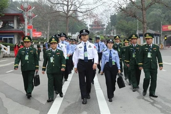 越中青年军官和警官“同志情谊始终如一”座谈会在谅山省举行。图自越通社