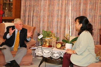 澳大利亚新南威尔士大学国防学院教授卡尔·塞耶（Carl Thayer）在接受越通社驻澳大利亚记者采访。图自越通社