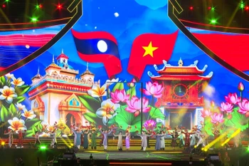 1.7万人共赏，越老“友谊长歌”文艺晚会在万象盛大举行。图自越通社