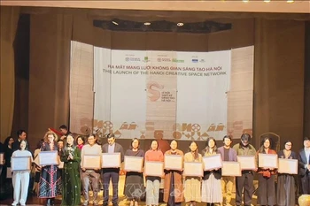 河内市文化与体育局公布并向82个符合标准的创意文化空间授予“河内创意文化空间”认证。图自越通社