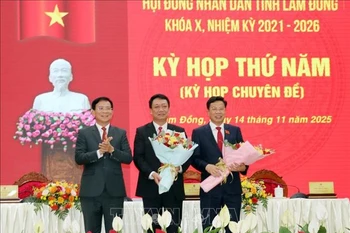 林同省人民委员会主席胡文梅祝贺新当选的省人民议会主席刘文忠（右）以及新当选为省人民委员会委员的外事厅厅长黄文平（中）。图自越通社