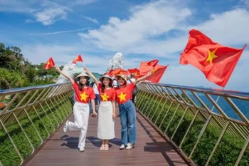 在4月30日至5月1日期间前往岘港的游客将获赠印有金星红旗的T恤衫，以欢庆国家同乐日。图自baomoi.vn