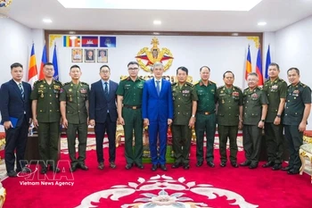 阮明羽大使与柬埔寨皇家军总司令部领导和干部合影。图自越通社