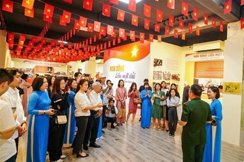 “祖国江山归一”专题展开幕，展示近150份资料合实物。图自越通社