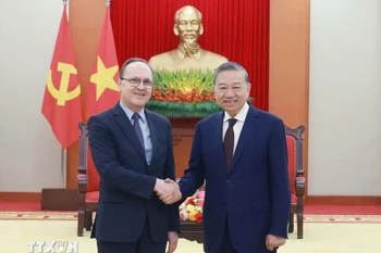 越共中央总书记苏林与俄罗斯联邦驻越南大使根纳季·别兹德科。图自越通社