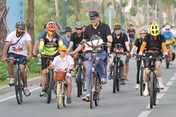 “为未来骑行”活动在胡志明市举行。图自《人民报》