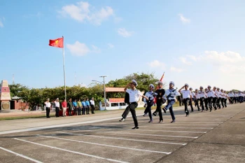 第六号工作代表团出席长沙岛升旗仪式和阅兵式。图自越南海军报